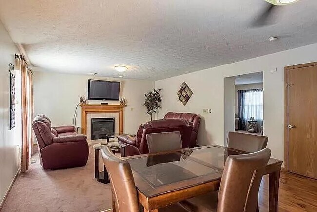 Foto del edificio - 7855 Fairfax Loop Dr