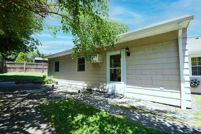 Building Photo - 15 Harvester Rd