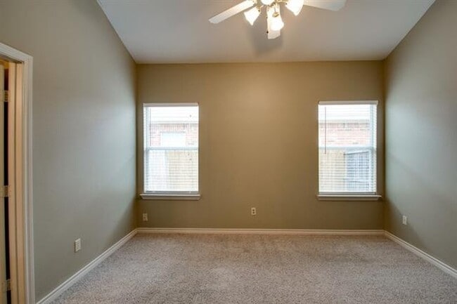Building Photo - MOVE IN READY : EVERMAN
