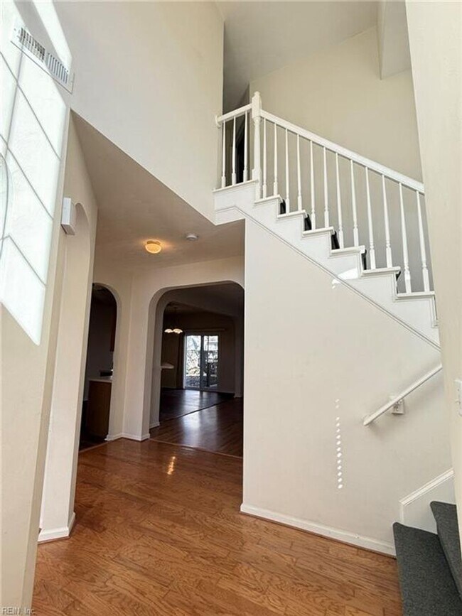 Building Photo - 5BR/2.5BA SINGLE FAMILY HOME