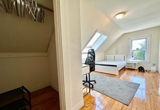 Building Photo - HOT ALLSTON LISTING!!!!