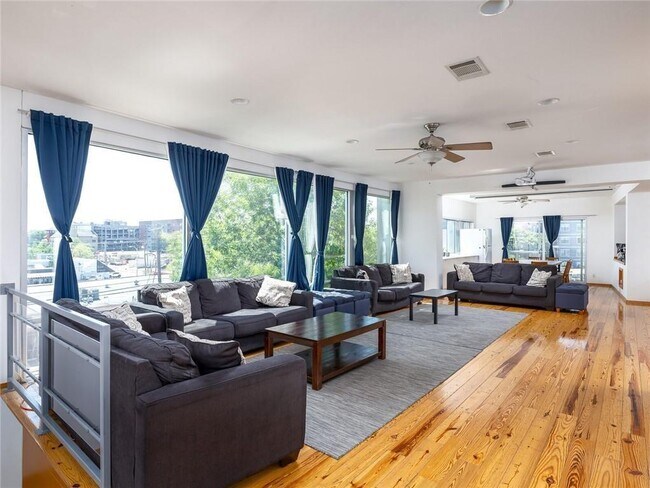 Foto del edificio - 605 W 29th 1/2 St