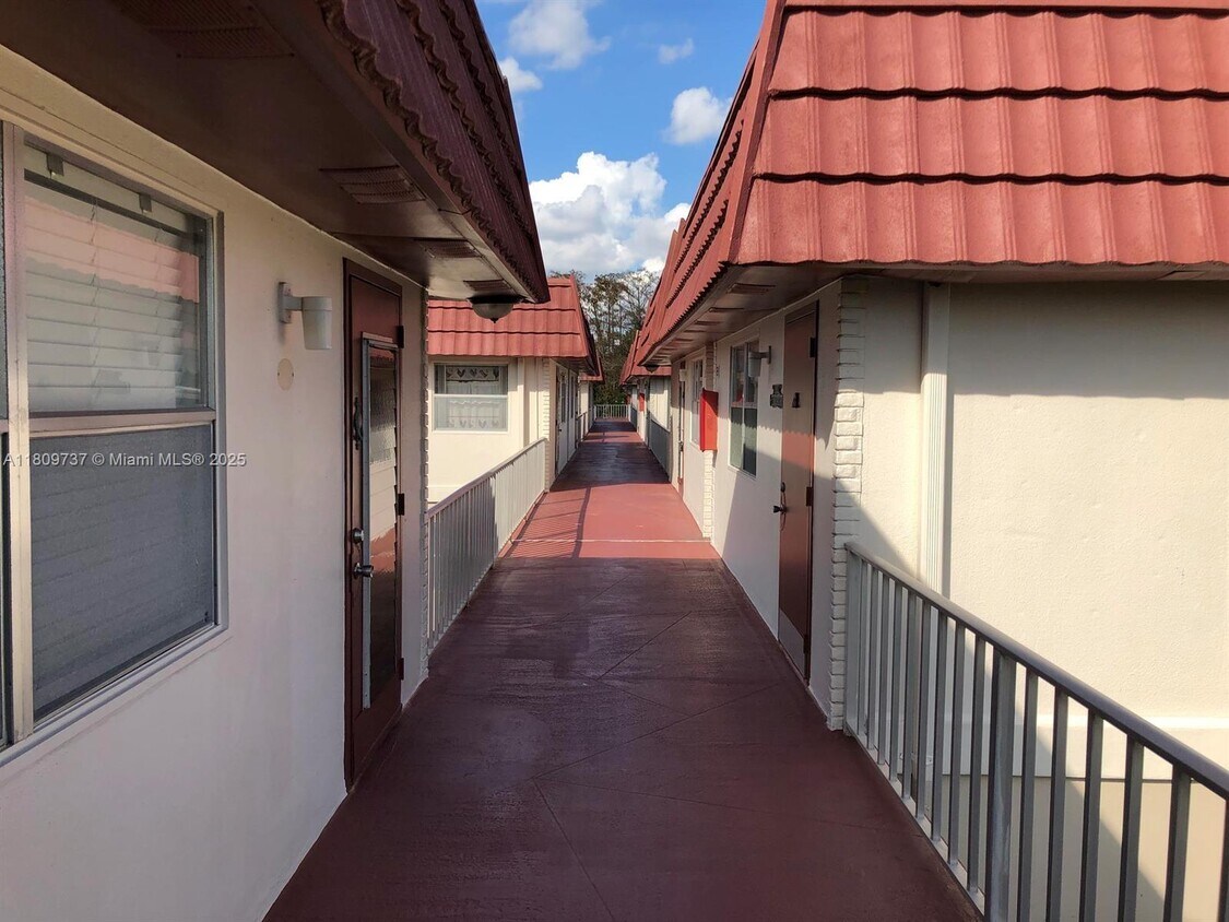 Building Photo - 591 Saxony M