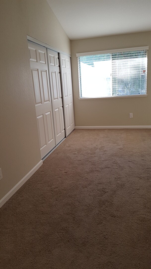 Building Photo - Dublin Silvergate, End Unit Townhome 3 Bed, 2.5 Bath, Dual Primary Suites, Community Pool!