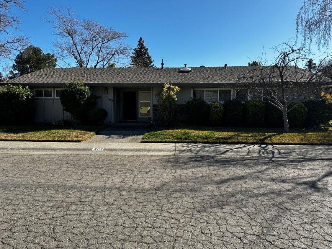 Foto principal - 4 br, 2 bath House - 510 Del Oro Avenue