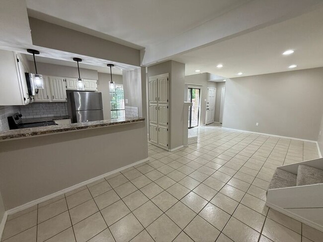 Building Photo - 889 Dublin Dr