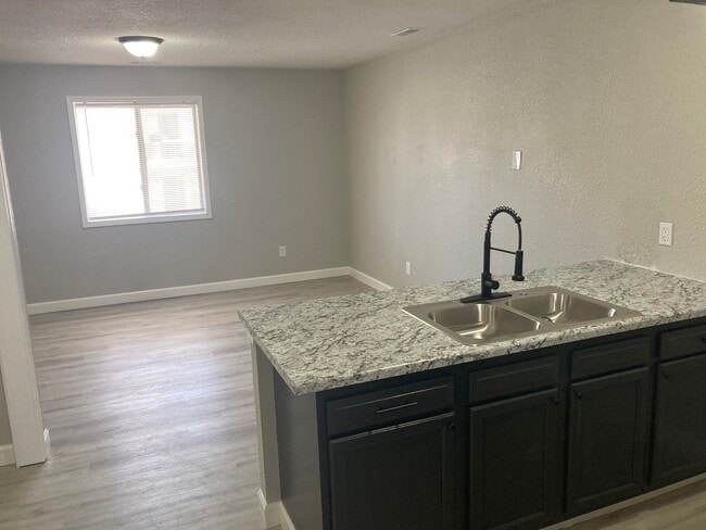 Foto del edificio - 2 Bedroom , 1 Bathroom Apartment!