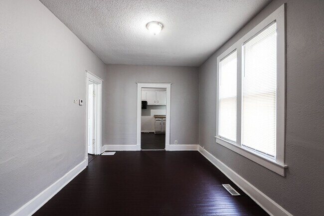 Foto del edificio - Just updated 2 bed 1 bath