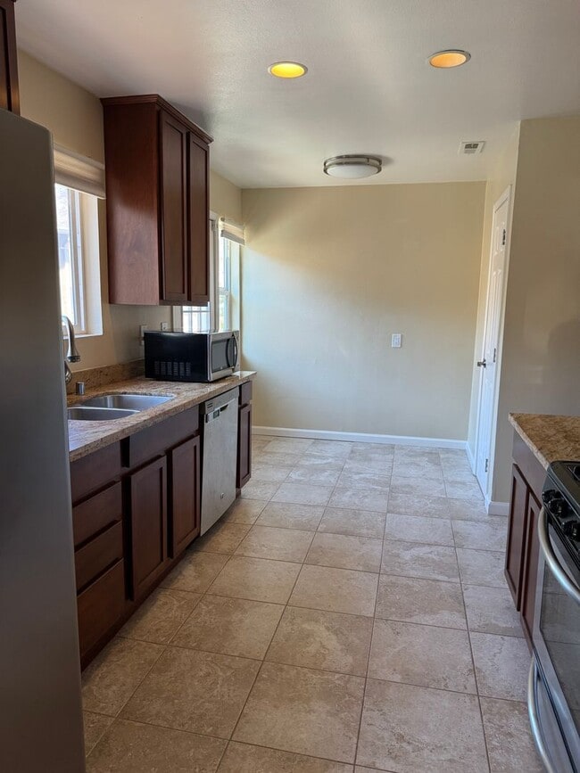 Building Photo - Spacious 3BR/2BA home in South San Francisco