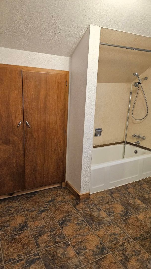 Building Photo - Duplex downtown CDA