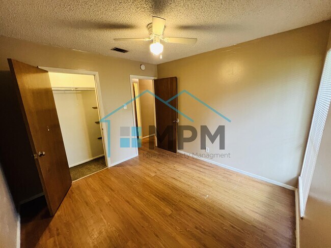 Foto del edificio - 124 Hardwood Dr