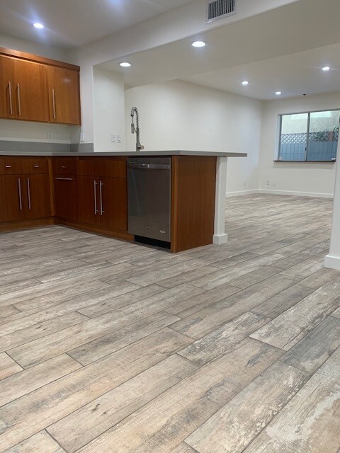 ESPACIO ABIERTO, COCINA & SALA DE ESTAR - 1154 N Sycamore Ave