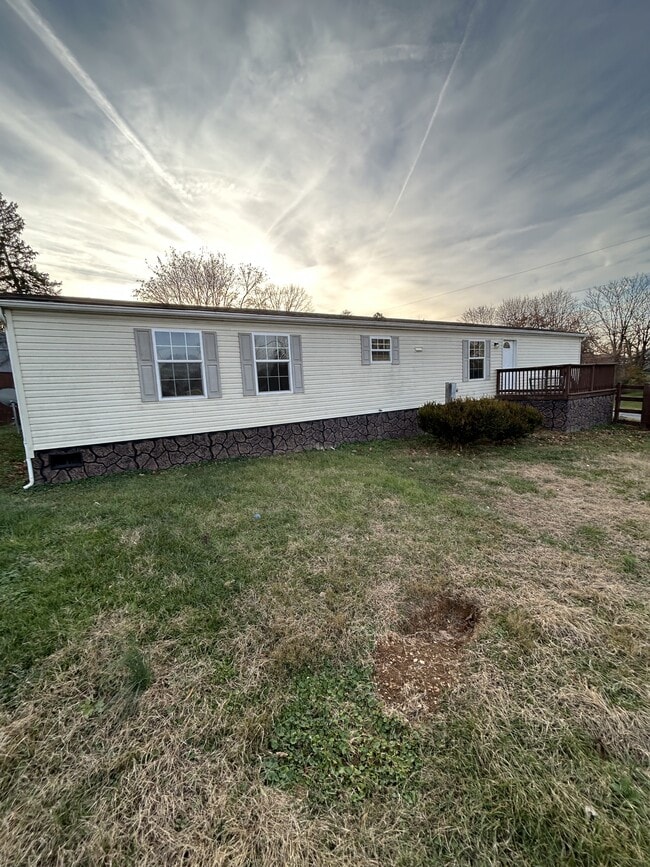 Building Photo - 28 Moats Ln