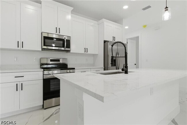 Building Photo - 4789 Golfview Blvd