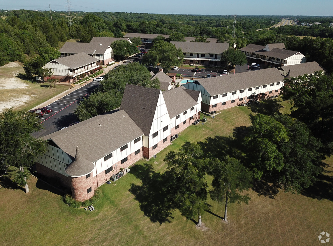 Primary Photo - Castle Hill Apartments