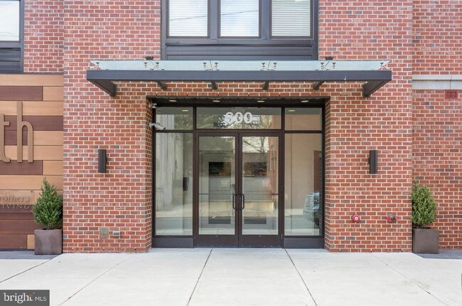 Building Photo - 600 S 24th St