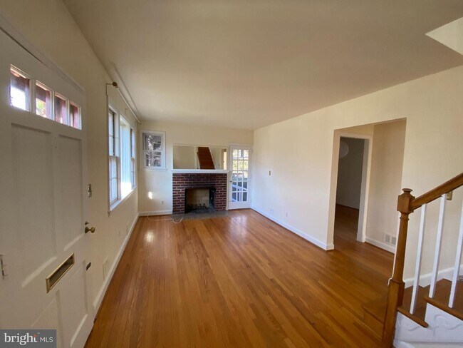 Building Photo - 9527 Ewing Dr