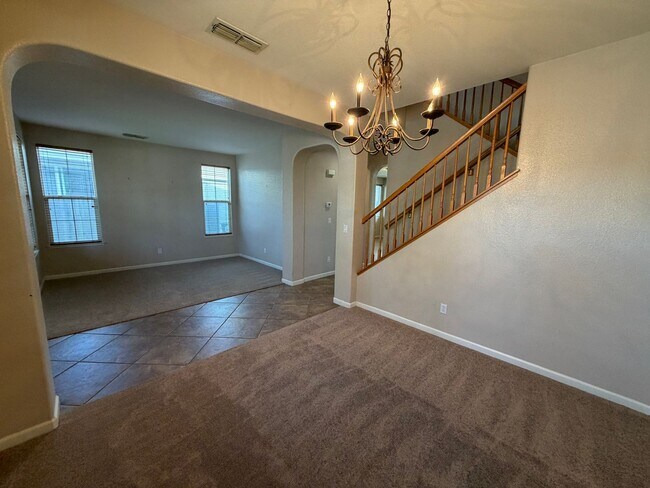 Foto del edificio - Spacious Home in Quiet Area