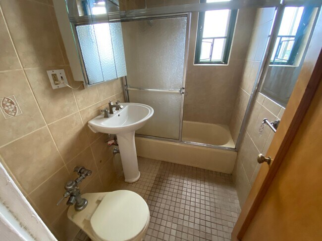 Foto del edificio - 1670 Metropolitan Ave