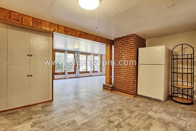 Foto del edificio - Spacious  3 Bed, 1 Bath  Daylight Basement...