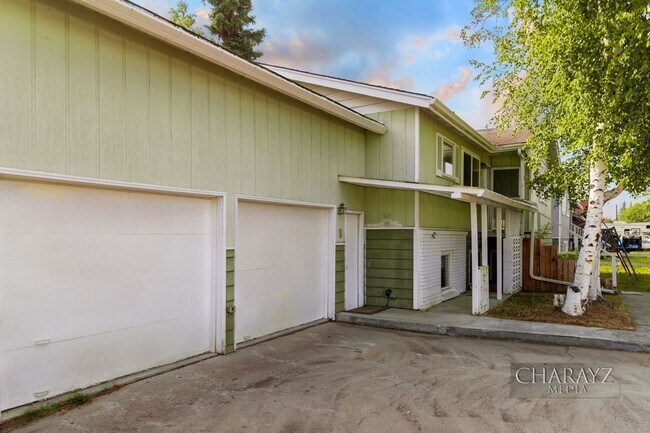 Building Photo - Aurora Subdivision Duplex Up and Down Units