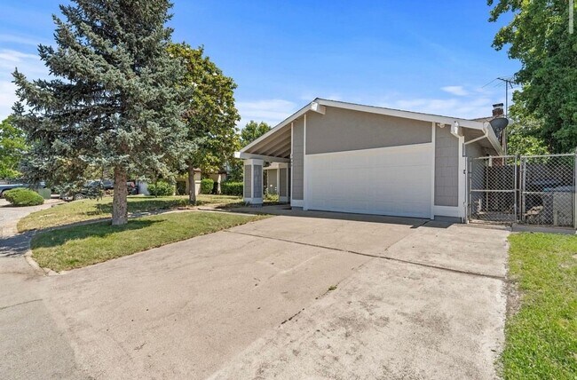 Foto del edificio - Three Bedroom Two Bathroom Home in Rosemont