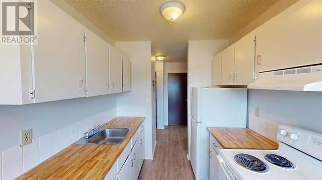 Building Photo - 9656-9656 Hillcrest Dr