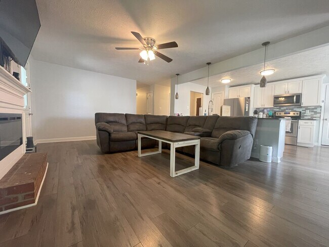 Foto del edificio - Beautifully Updated 3 Bed Home with Bonus ...