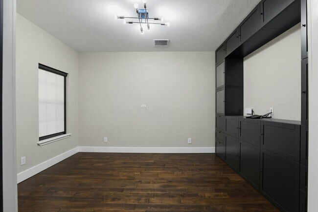 Building Photo - 17006 Silverwood Dr