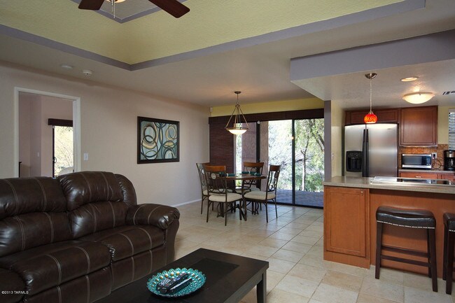 Building Photo - 5051 N Sabino Canyon Rd
