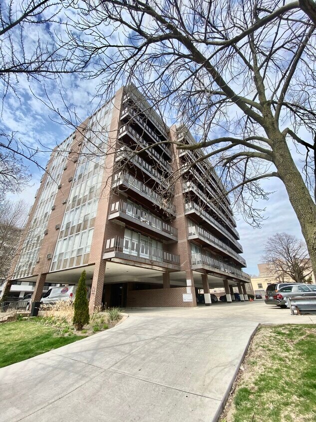 Primary Photo - 922 North Blvd