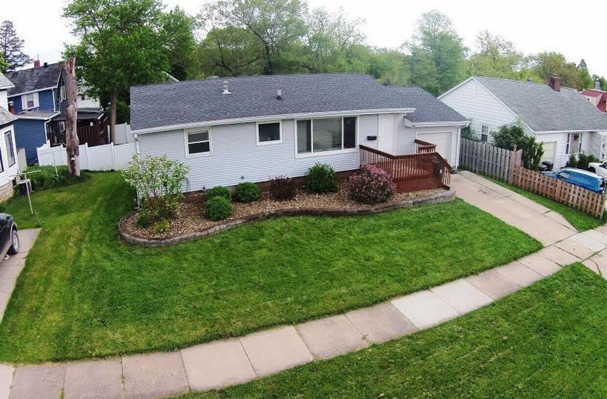 Foto principal - Now leasing for May 2026! Four Bed/One Bath