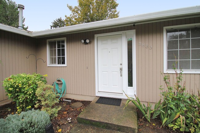 Foto del edificio - Updated 3 Bed/2 Bath Milwaukie Ranch Home ...