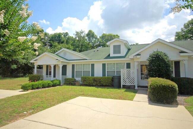 Foto del edificio - 2BR/1BA with Fenced Yard – Lawn Care Inclu...