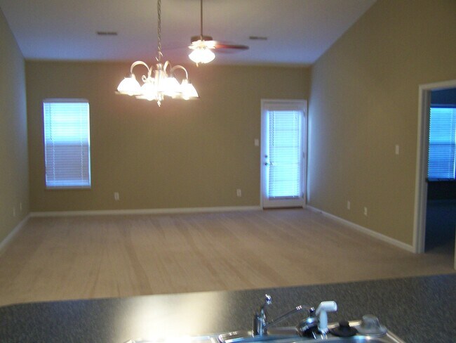 Foto del edificio - 2 bed, 2 bath, 2 car garage, ranch style townhouse in N. Knoxville