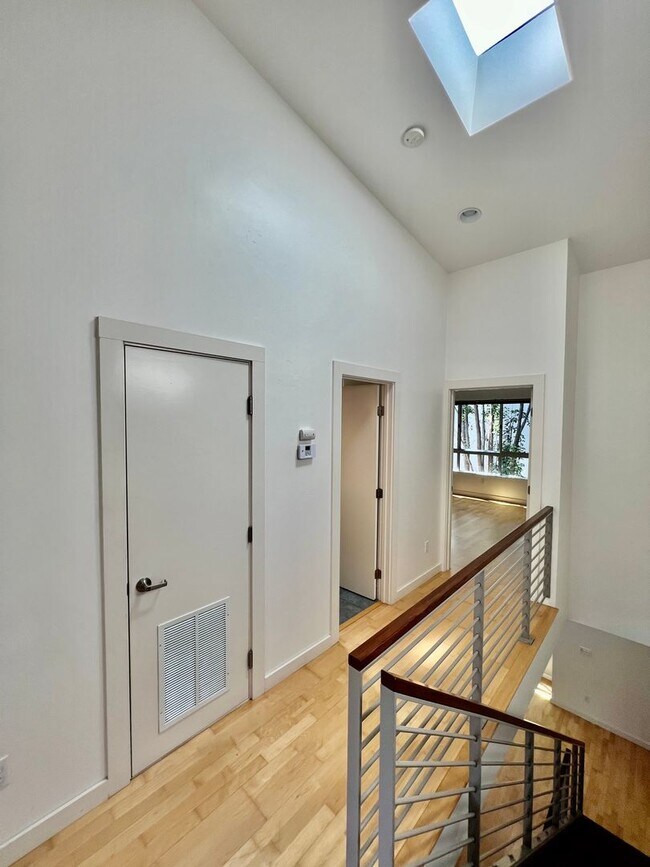 Building Photo - GREEN 3 story townhouse available! AC & ga...