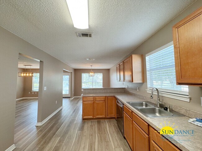 Foto del edificio - Charming 3-Bedroom Home in Central Destin ...