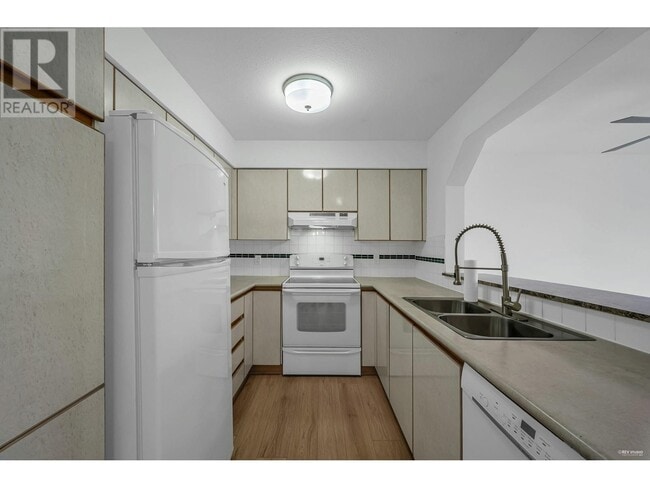 Building Photo - 3770 Manor St