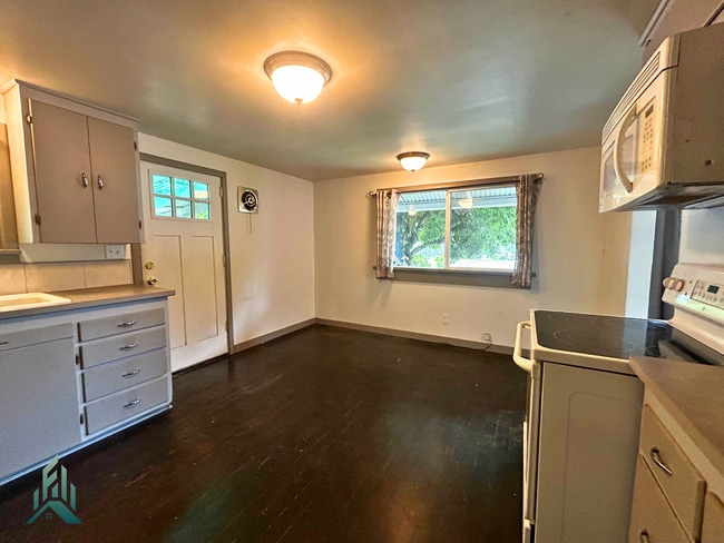 Building Photo - Pet-Friendly 2BR Home with Fenced Yard in Lyons