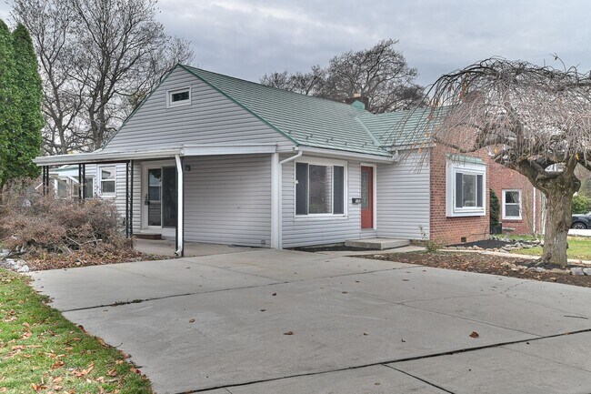 Building Photo - Charming Single Family in Camp Hill