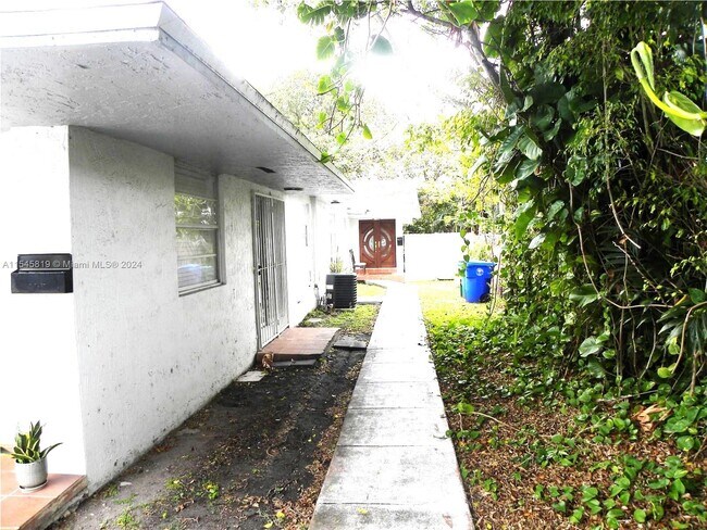 Building Photo - 3466 SW 23rd St