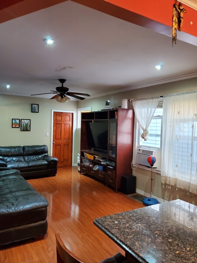 Foto del edificio - 11059 107th St