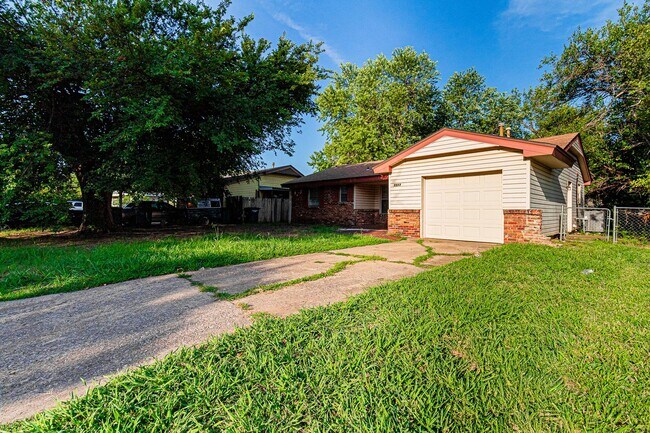 Building Photo - 3 Bed 1.5 Bath in Del City!