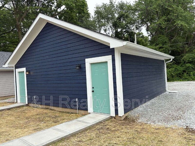 Building Photo - 623 W 39th St