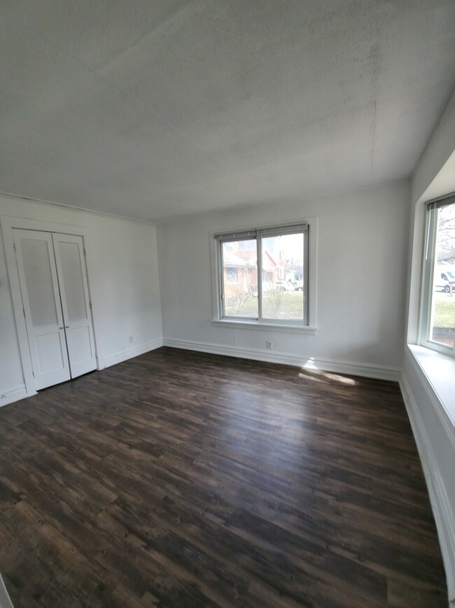 Building Photo - 346 W Naperville Rd