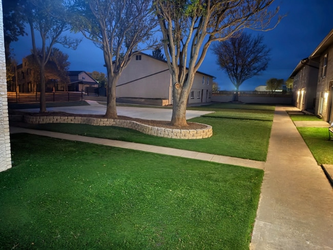 Building Photo - 806 Yucca Dr