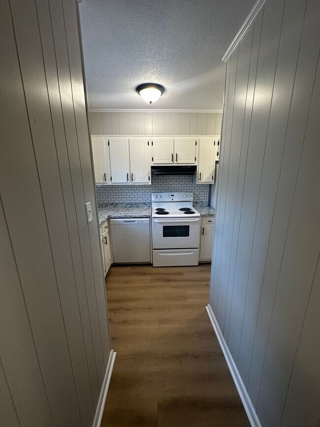 Foto del edificio - Beautiful 2 Bedroom 1.5 Bath townhome Clos...