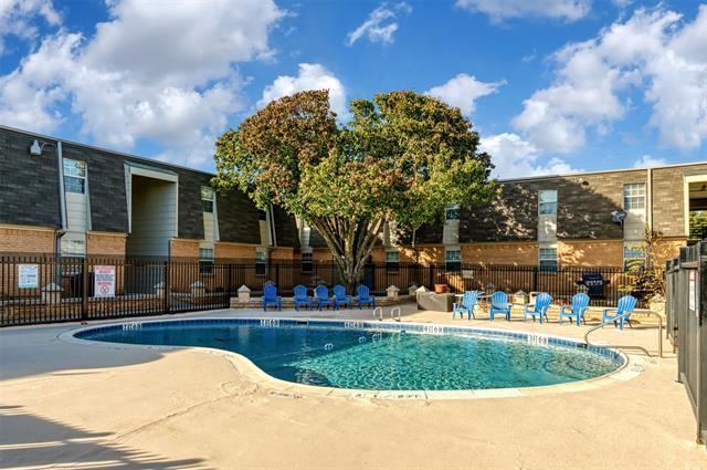 Foto del edificio - 7048 Glenview Dr