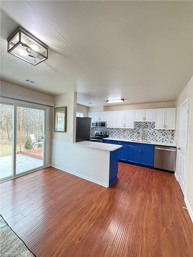 Building Photo - 3 Bed 1.5 Bath Townhouse