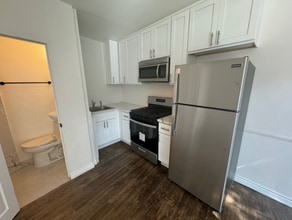 Building Photo - 473-491 S Roxbury Dr